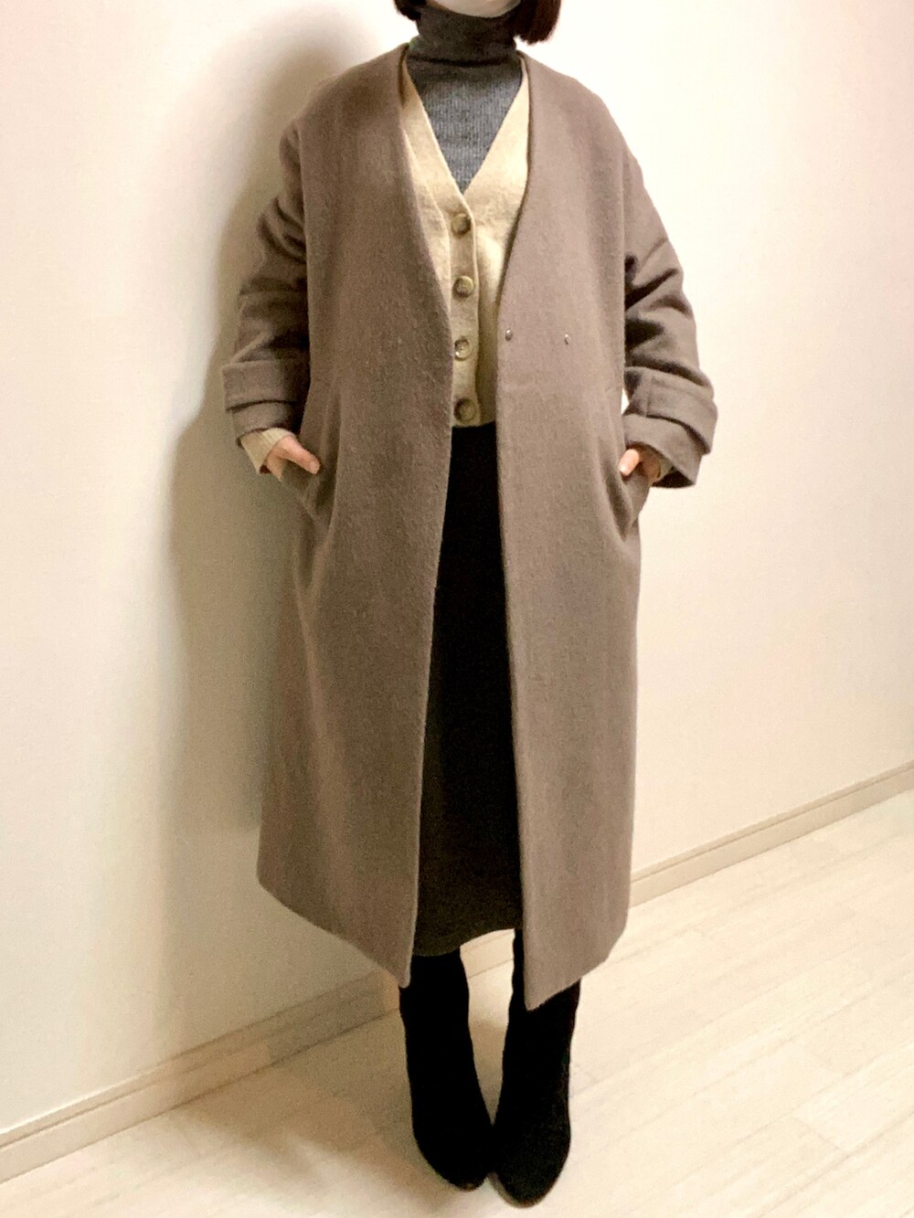 「UNIQLO、タートルネック、タートルネックニット、グレー、カーディガン、ベージュ、スカート、スカートスタイル、タイトスカート、ロングスカート、カーキ、ブーツ、ショートブーツ、黒、ボブ」｜「UNIQLOのアイテム（カーディガン/ボレロ、ベージュ系）」を使った、mikekkoさん（レディース・155cm）の冬コーディネートの2枚目の写真