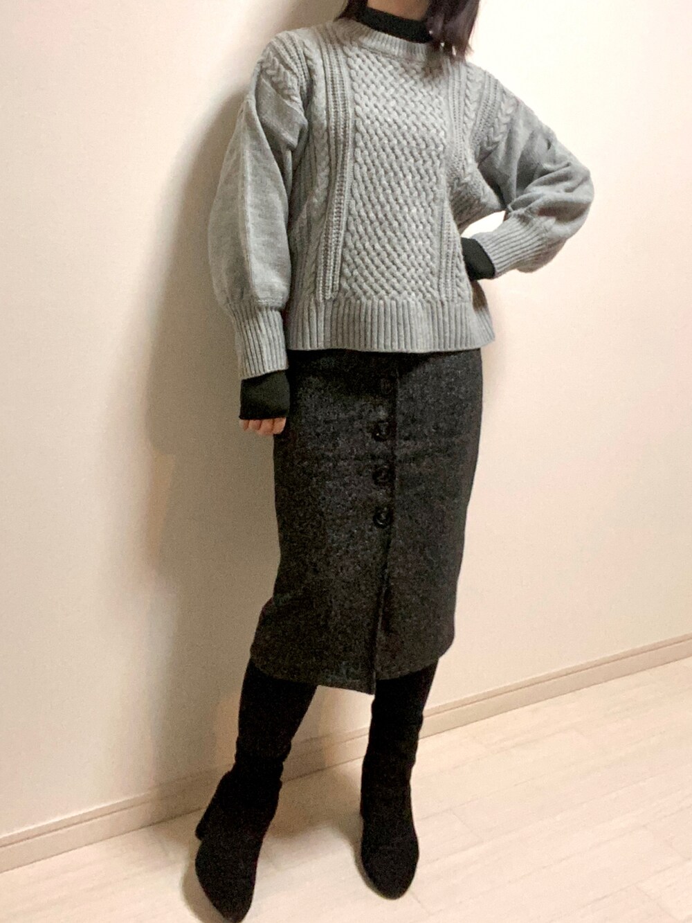 「大人女子、低身長コーデ、ロングコート、ノーカラーコート、アウター、マフラー、チェック、burberry、ハイネック、UNIQLO、ケーブルニット、nano・universe、スカート、ブーツ、ショートブーツ」｜「BEAMS HEARTのアイテム（ノーカラーコート、ブラウン系）」を使った、mikekkoさん（レディース・155cm）の秋コーディネートの3枚目の写真