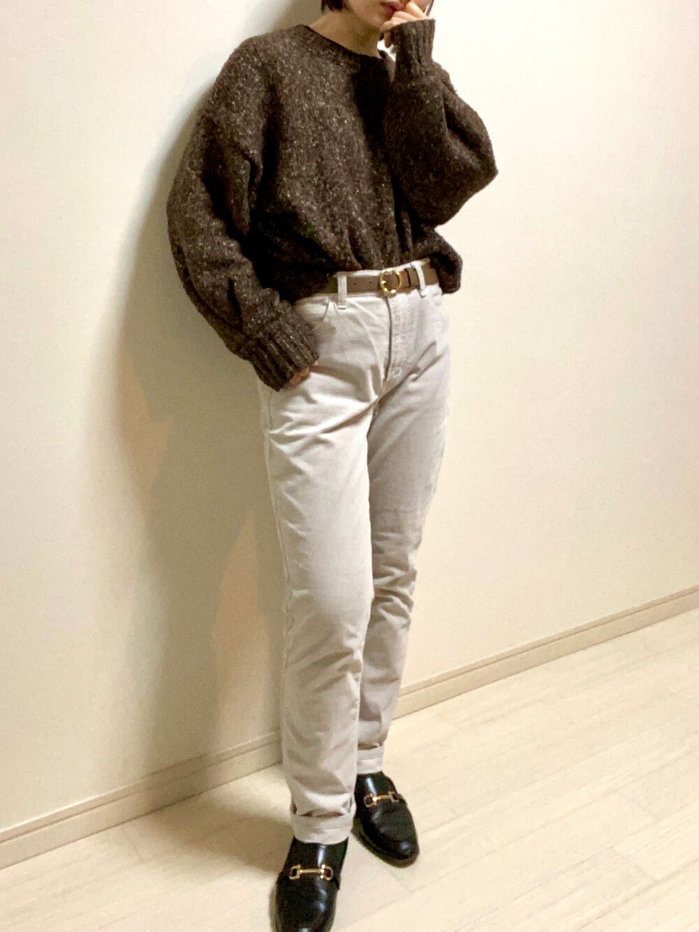 「大人カジュアル、低身長コーデ、ロングコート、ブラック、マフラー、チェックマフラー、チェック柄に恋してる、グリーン、ニット、ブラウン、パンツスタイル、コーデュロイ、コーデュロイパンツ、ローファー、ローファー×靴下」｜「studio CLIPのアイテム（パンツ、ホワイト系）」を使った、mikekkoさん（レディース・155cm）の冬コーディネートの3枚目の写真