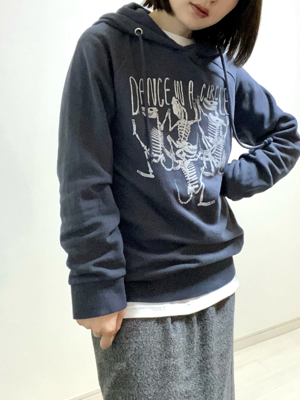 「オトナカジュアル、カジュアルガーリー、ワントーンコーデ、低身長コーデ、パーカー、フーディー、ロンT、レイヤードスタイル、ロングコート、スカートスタイル、ロングスカート、スニーカー、スニーカーコーデ、VANS、VANS OLDSKOOL」｜「SEVENDAYS=SUNDAYのヘリンボーンタイトスカート●（スカート、グレー系）」を使った、mikekkoさん（レディース・155cm）の冬コーディネートの2枚目の写真