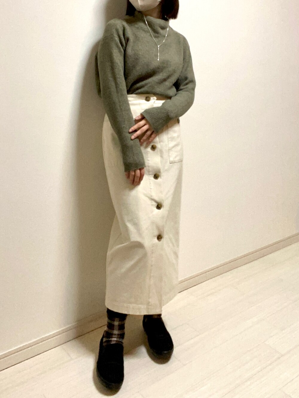 「オトナカジュアル、大人ガーリー、ハイネックニット、カーキ、UNIQLO、タックイン、スカートスタイル、ロングスカート、アウター、ロングコート、靴下、チェック、フラットシューズ、スニーカー、スリッポン」｜「BABYLONEのアイテム（スカート、ホワイト系）」を使った、mikekkoさん（レディース・155cm）の冬コーディネートの2枚目の写真
