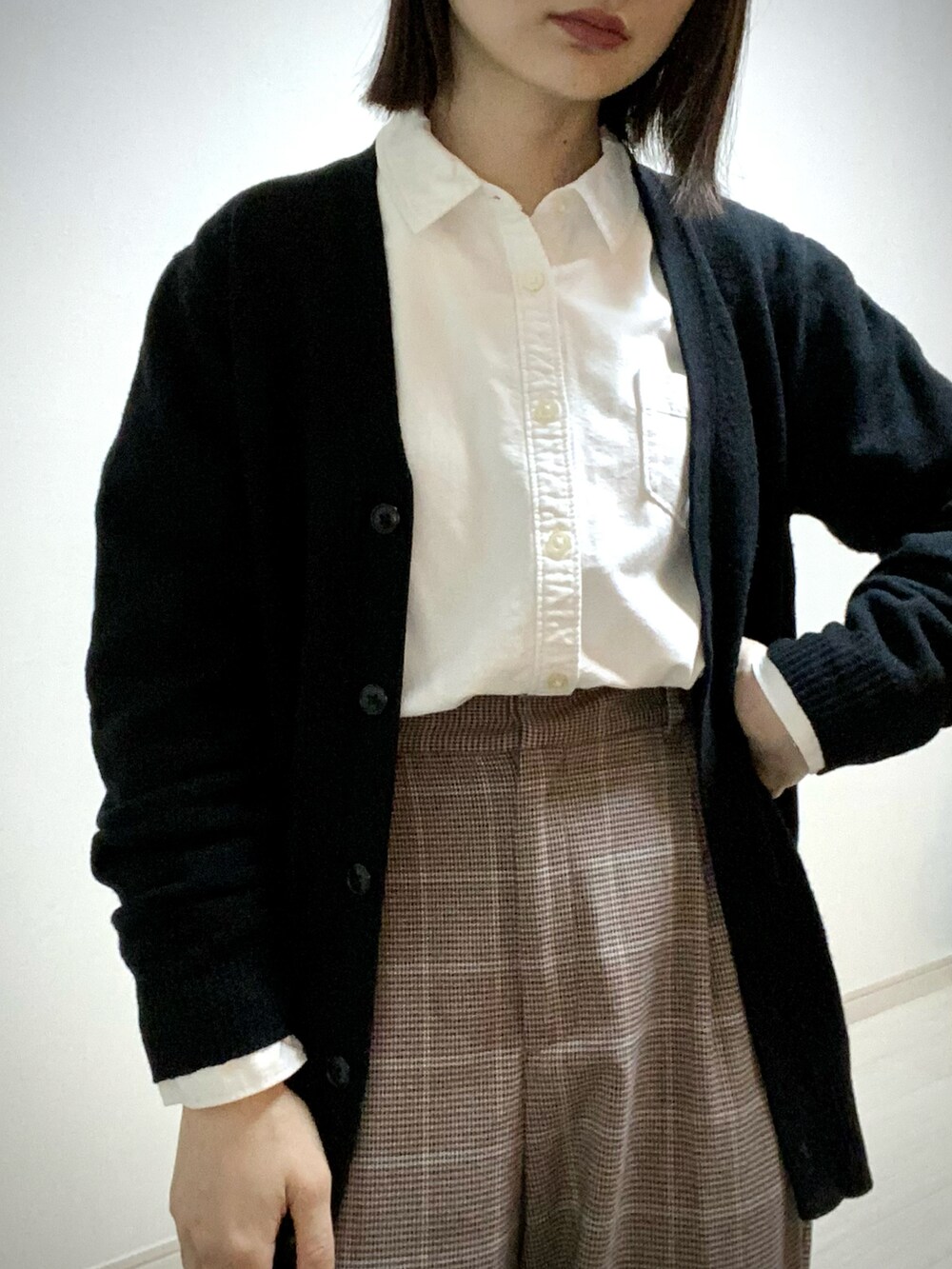「大人女子、大人カジュアル、低身長女子、トラッド、ロングコート、マフラー、マフラーぐるぐる、チェック柄に恋してる、カーディガン、UNIQLO、白シャツ、パンツスタイル、チェックパンツ、GLOBAL WORK、ローファー」｜「LOWRYS FARMのビットローファー　786540 （ローファー、ブラック系）」を使った、mikekkoさん（レディース・155cm）の春コーディネートの2枚目の写真