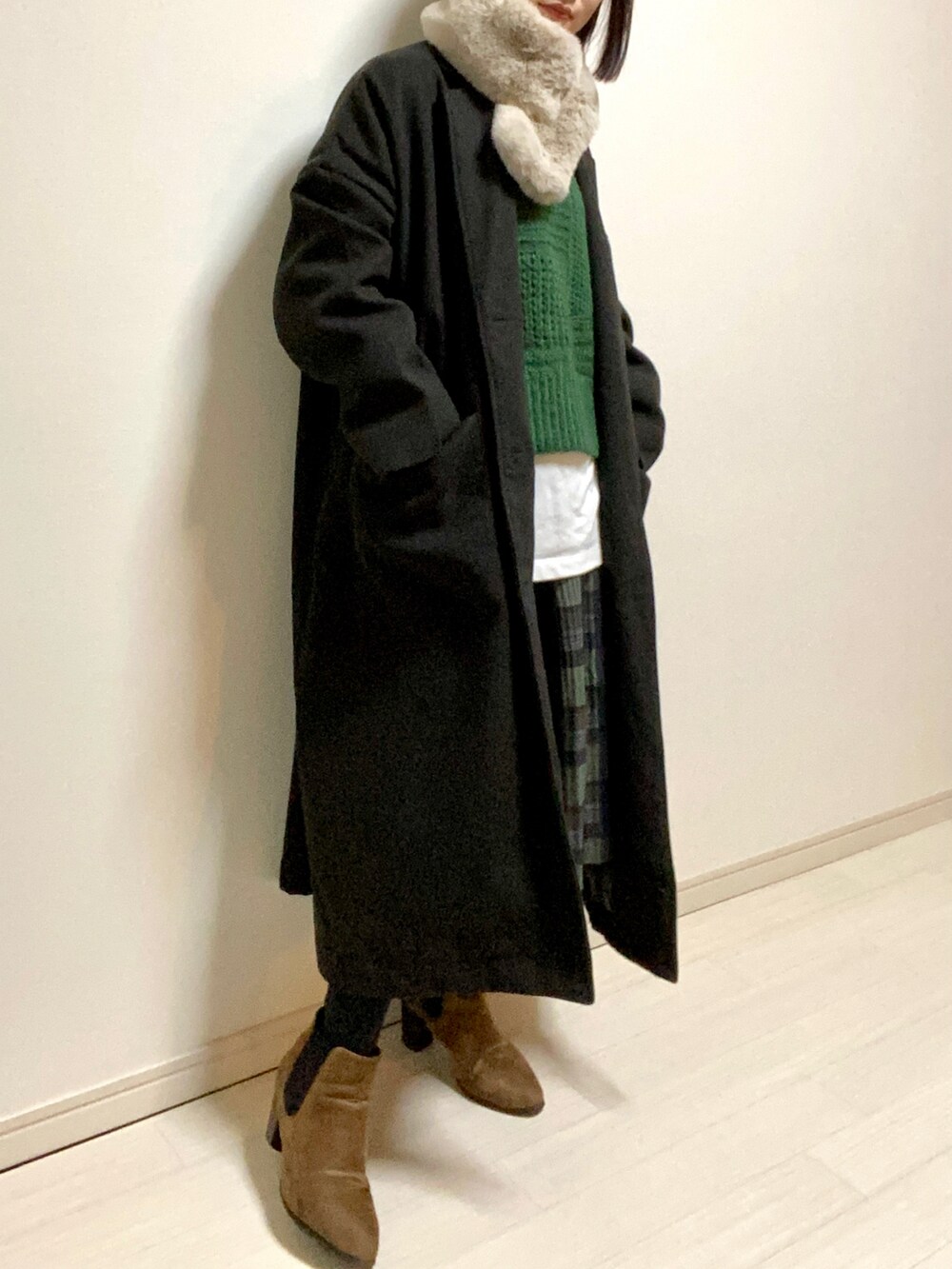 「低身長女子、低身長コーデ、冬コーデ、ロングコート、ファー小物、ファー、ニットコーデ、グリーン、ロンT、レイヤードスタイル、スカートスタイル、チェックスカート、ブーツ、サイドゴアブーツ、ショートブーツ」｜「LEPSIMのサイドゴアヒールブーツ　767629（ブーツ、イエロー系）」を使った、mikekkoさん（レディース・155cm）の冬コーディネートの2枚目の写真