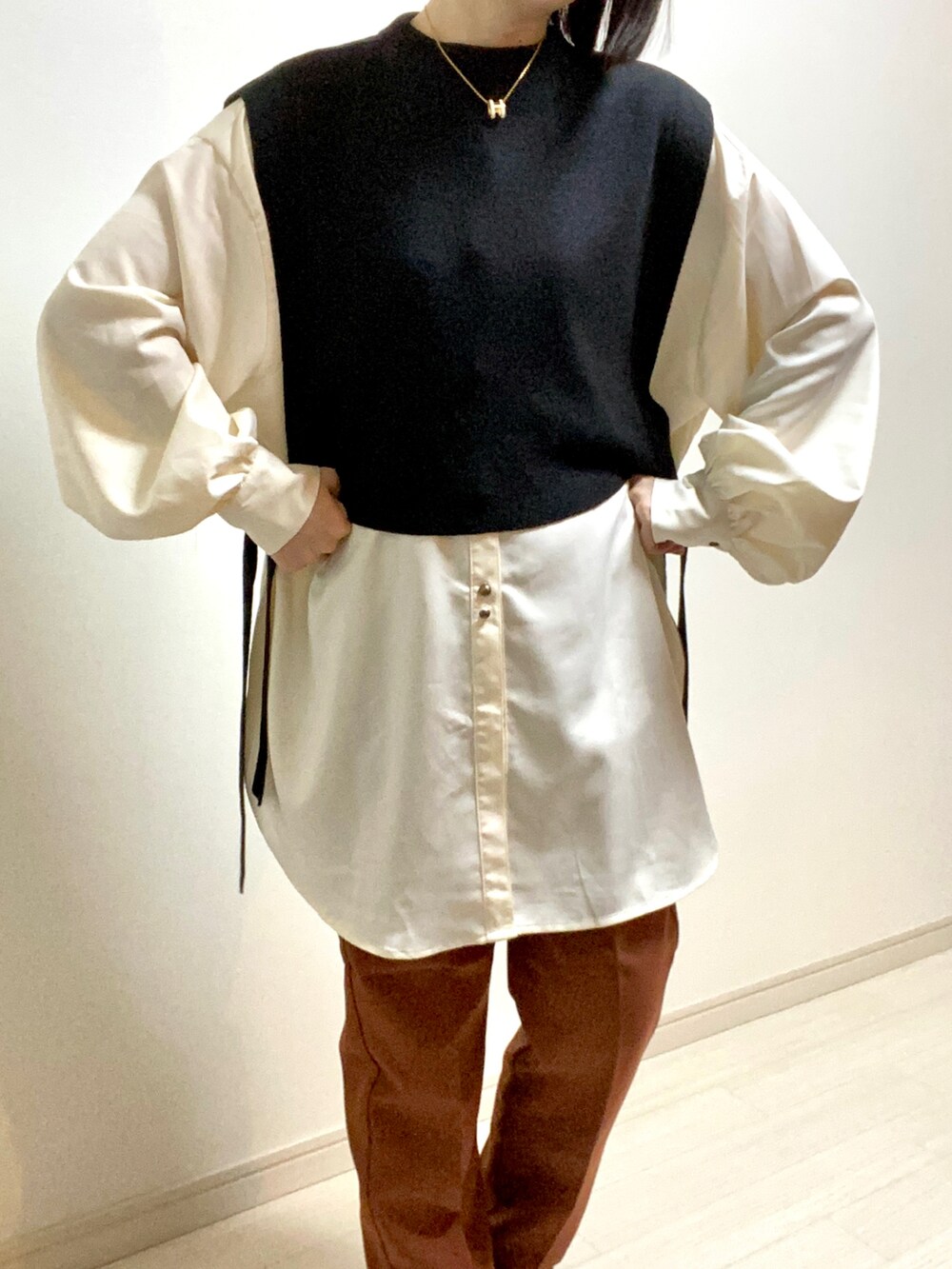 「ボアジャケット、ボアコート、ボア、ベージュ、ベスト、黒、ロングシャツ、ブラウス、パンツスタイル、カラーパンツ、オレンジ、フラットシューズ、スリッポン、休日スタイル、低身長コーデ」｜「DISCOATの【ZOZO限定】ウールライクセンタープレスパンツ（スラックス、オレンジ系）」を使った、mikekkoさん（レディース・155cm）の冬コーディネートの2枚目の写真