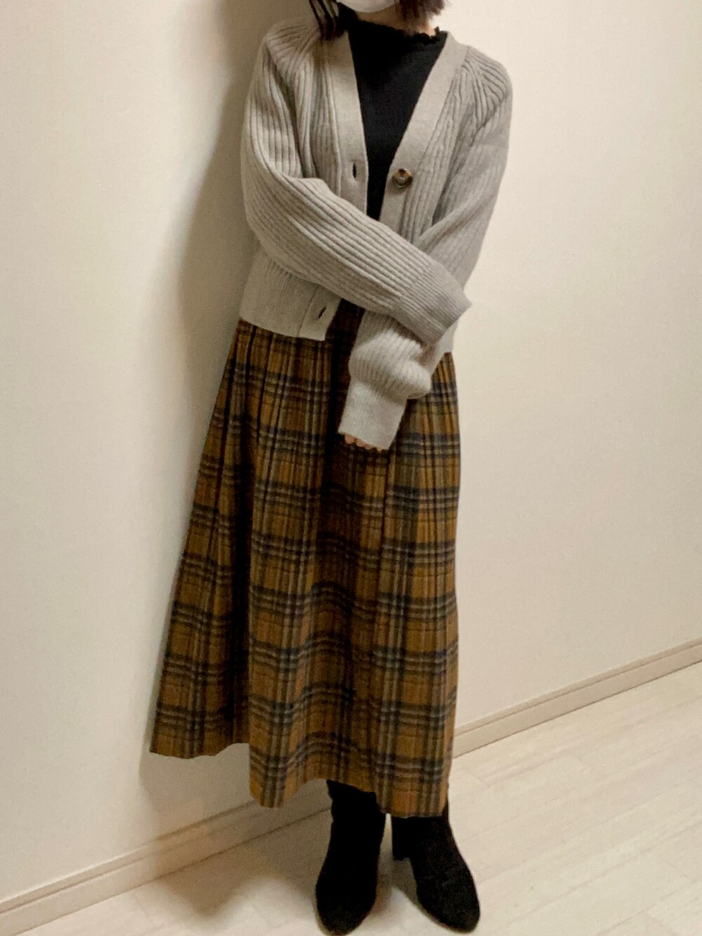 ブラウン系のスカート、ベージュ系のカーディガン/ボレロ、ブラック系のニット/セーターを着用したレディースの秋コーディネートの2枚目の写真