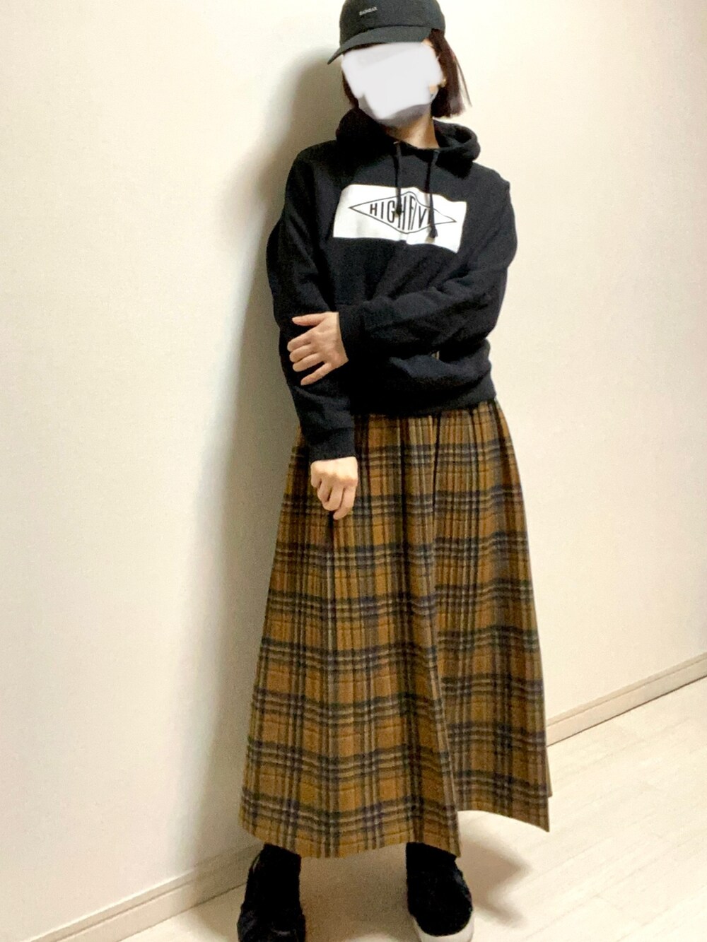 「キャップ、BLACKBLACK、ボアジャケット、ボアコート、パーカー、フーディー、highfive、ロングスカート、チェックスカート、チェック柄に恋してる、大人カジュアル、大人ガーリー、低身長コーデ、休日スタイル、冬コーデ」｜「Fizzの【Fizz/フィズ】　レザー調パイピング　ジップアップ　ノーカラーロングボアコート（ノーカラージャケット、ベージュ系）」を使った、mikekkoさん（レディース・155cm）の冬コーディネートの2枚目の写真