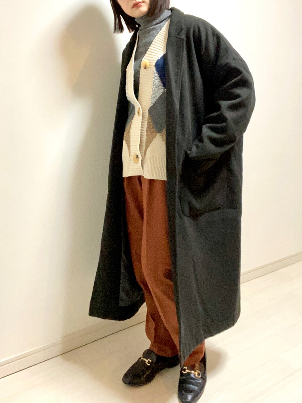 「アウター、ダウンジャケット、キルティング、H&M、タートルネック、UNIQLO、カーディガン、アーガイル柄、レイヤードスタイル、パンツスタイル、カラーパンツ、オレンジ、スラックス、ローファー、あったかコーデ」｜「DISCOATの【ZOZO限定】ウールライクセンタープレスパンツ（スラックス、オレンジ系）」を使った、mikekkoさん（レディース・155cm）の冬コーディネートの2枚目の写真