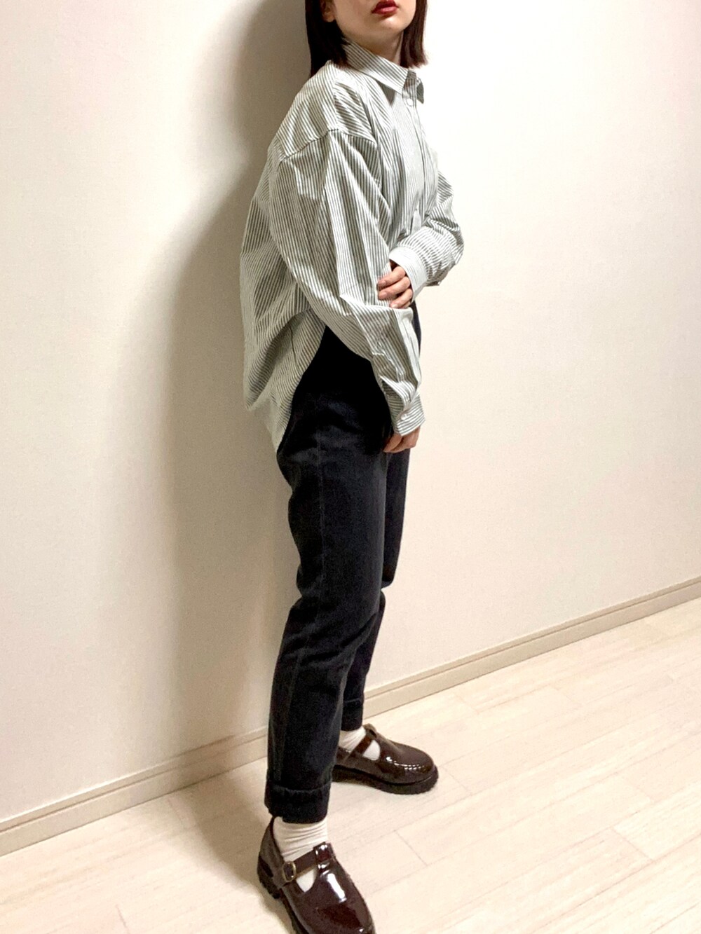 「めがね、メガネ女子、niko and ...、シャツスタイル、シャツ、ストライプ、ストライプシャツ、ビッグシルエット、WEGO、パンツスタイル、デニム、デニムパンツ、ローファー、ローファー×靴下、トレンチコート」｜「GLOBAL WORKのデニムスリムテーパード/948006（デニムパンツ、グレー系）」を使った、mikekkoさん（レディース・155cm）の春コーディネートの2枚目の写真