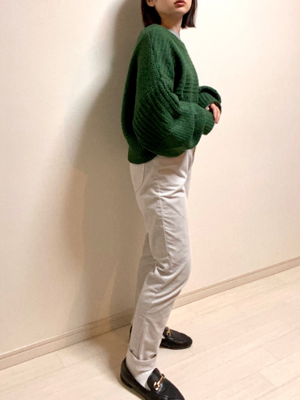 「大人カジュアル、ロングコート、マフラー、マフラーぐるぐる、チェック、カラーニット、グリーン、ボリューム袖、ゆるニット、ざっくりニット、パンツスタイル、コーデュロイパンツ、白パンツ、タックイン、ローファー」｜「LOWRYS FARMのビットローファー　786540 （ローファー、ブラック系）」を使った、mikekkoさん（レディース・155cm）の冬コーディネートの2枚目の写真