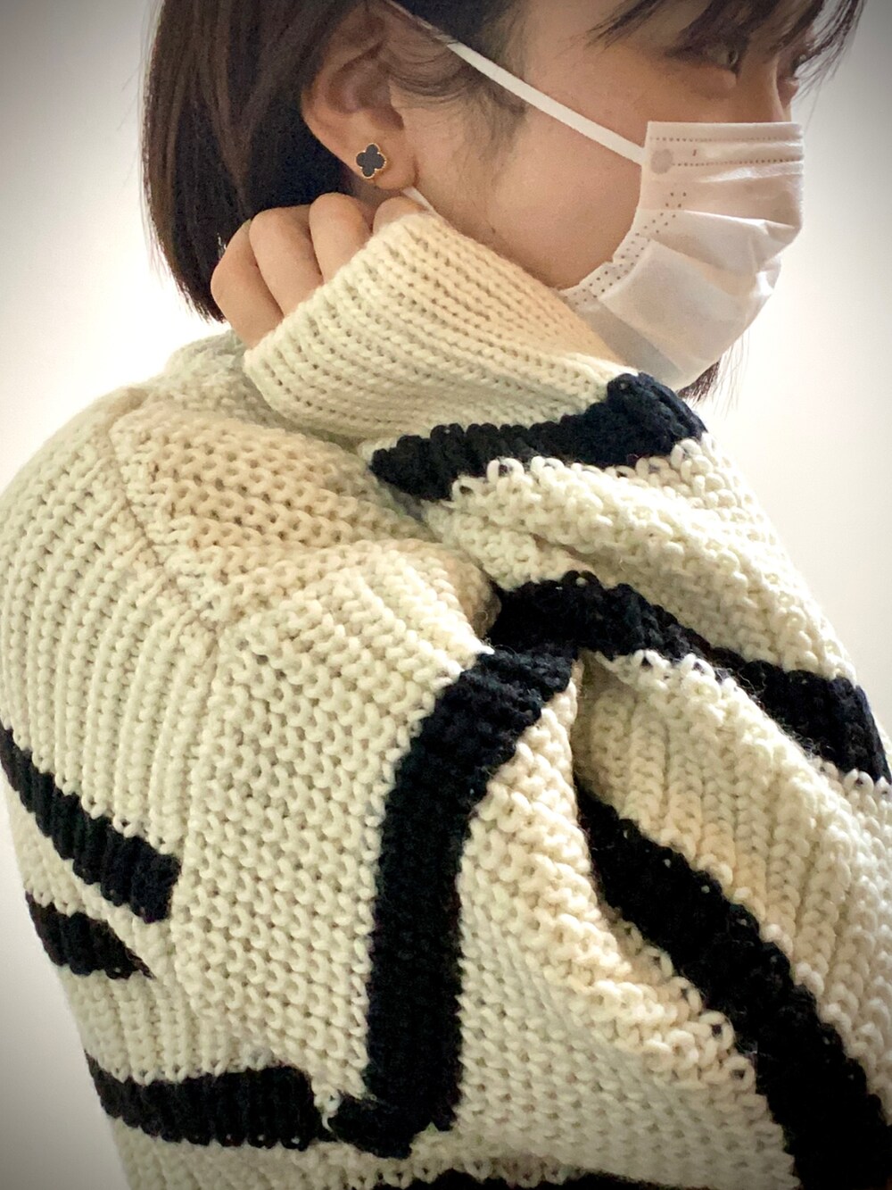 「冬コーデ、ロングコート、ノーカラーコート、マフラー、マフラーぐるぐる、ニット、ボーダー、ボーダートップス、H&M、デニムパンツ、パンツスタイル、スニーカー、VANS、カジュアルガーリー、大人カジュアル」｜「BEAMS HEARTのアイテム（ノーカラーコート、ブラウン系）」を使った、mikekkoさん（レディース・155cm）の冬コーディネートの3枚目の写真