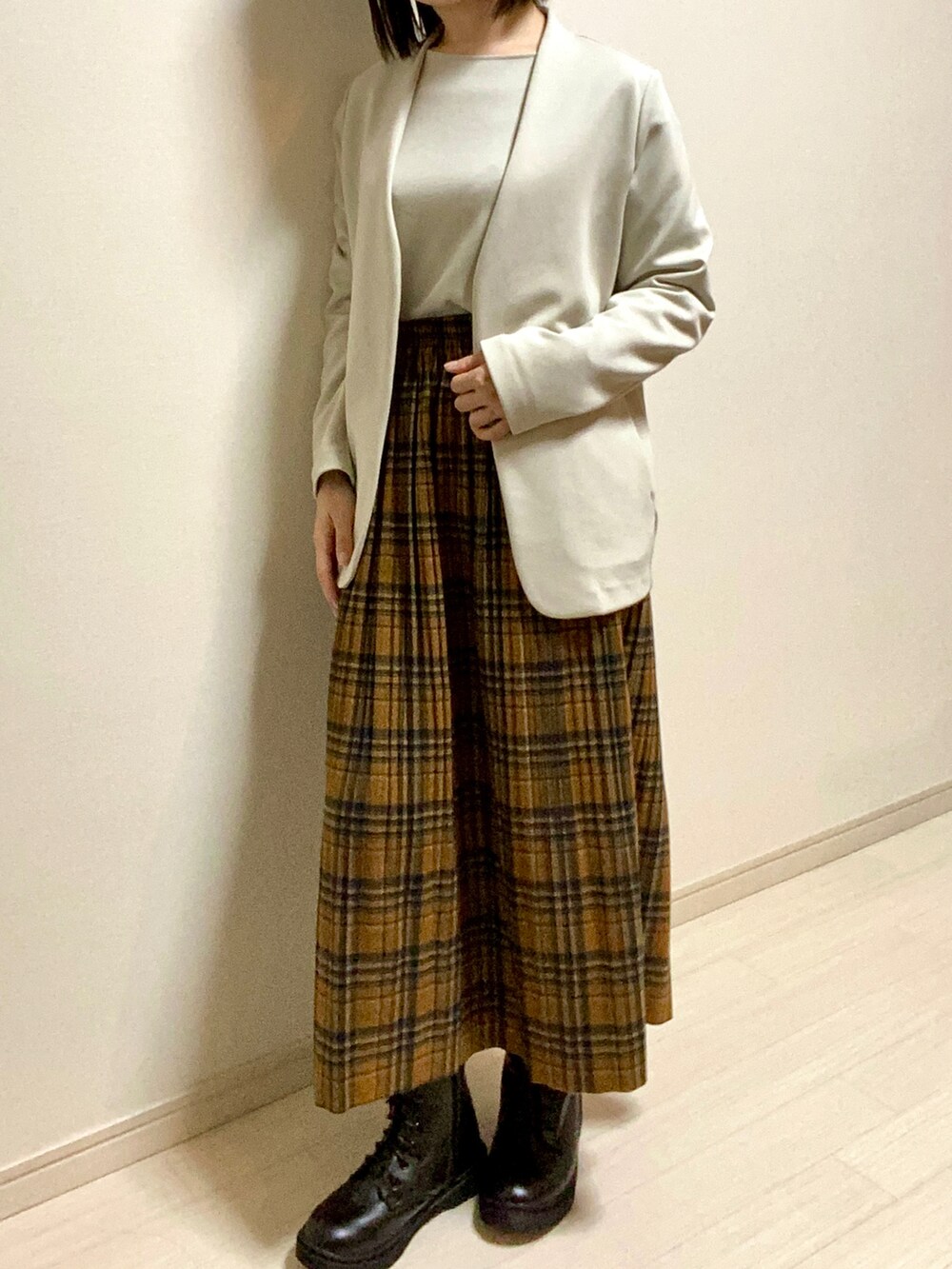 「大人カジュアル、きれいめカジュアル、ジャケット、スカート、ロングスカート、チェックスカート、チェック、ブーツ、レースアップシューズ、UNIQLO、DouDou、低身長コーデ、低身長、秋のコーデ、秋コーデ」｜「UNIQLOのアイテム（ノーカラージャケット、ホワイト系）」を使った、mikekkoさん（レディース・155cm）の秋コーディネートの2枚目の写真