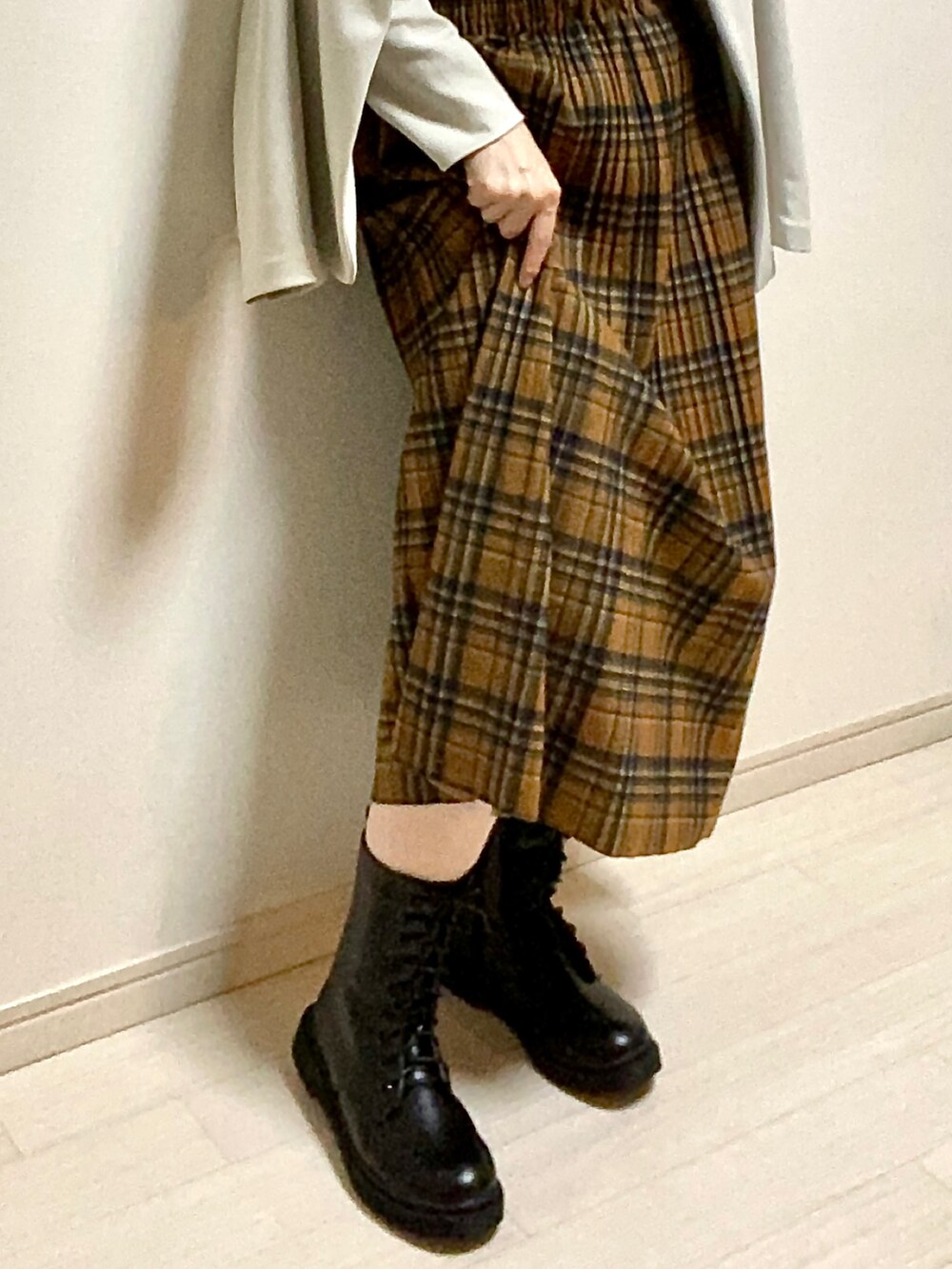 「大人カジュアル、きれいめカジュアル、ジャケット、スカート、ロングスカート、チェックスカート、チェック、ブーツ、レースアップシューズ、UNIQLO、DouDou、低身長コーデ、低身長、秋のコーデ、秋コーデ」｜「UNIQLOのアイテム（ノーカラージャケット、ホワイト系）」を使った、mikekkoさん（レディース・155cm）の秋コーディネートの3枚目の写真