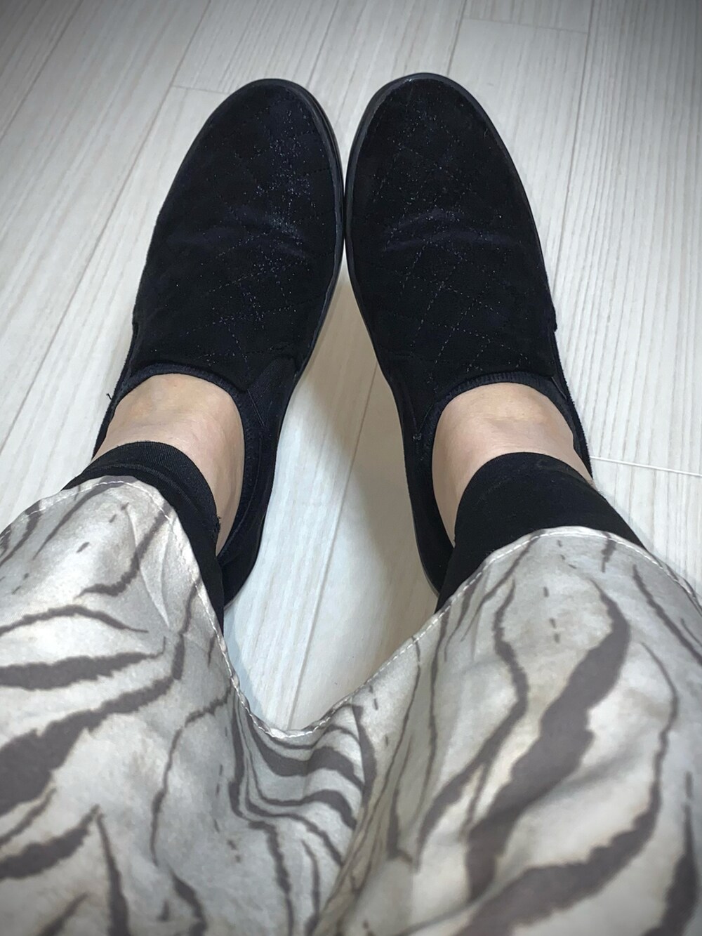 ブラック系のニット/セーター、その他のスカート、ブラック系のスニーカーを着用したレディースの秋コーディネートの2枚目の写真