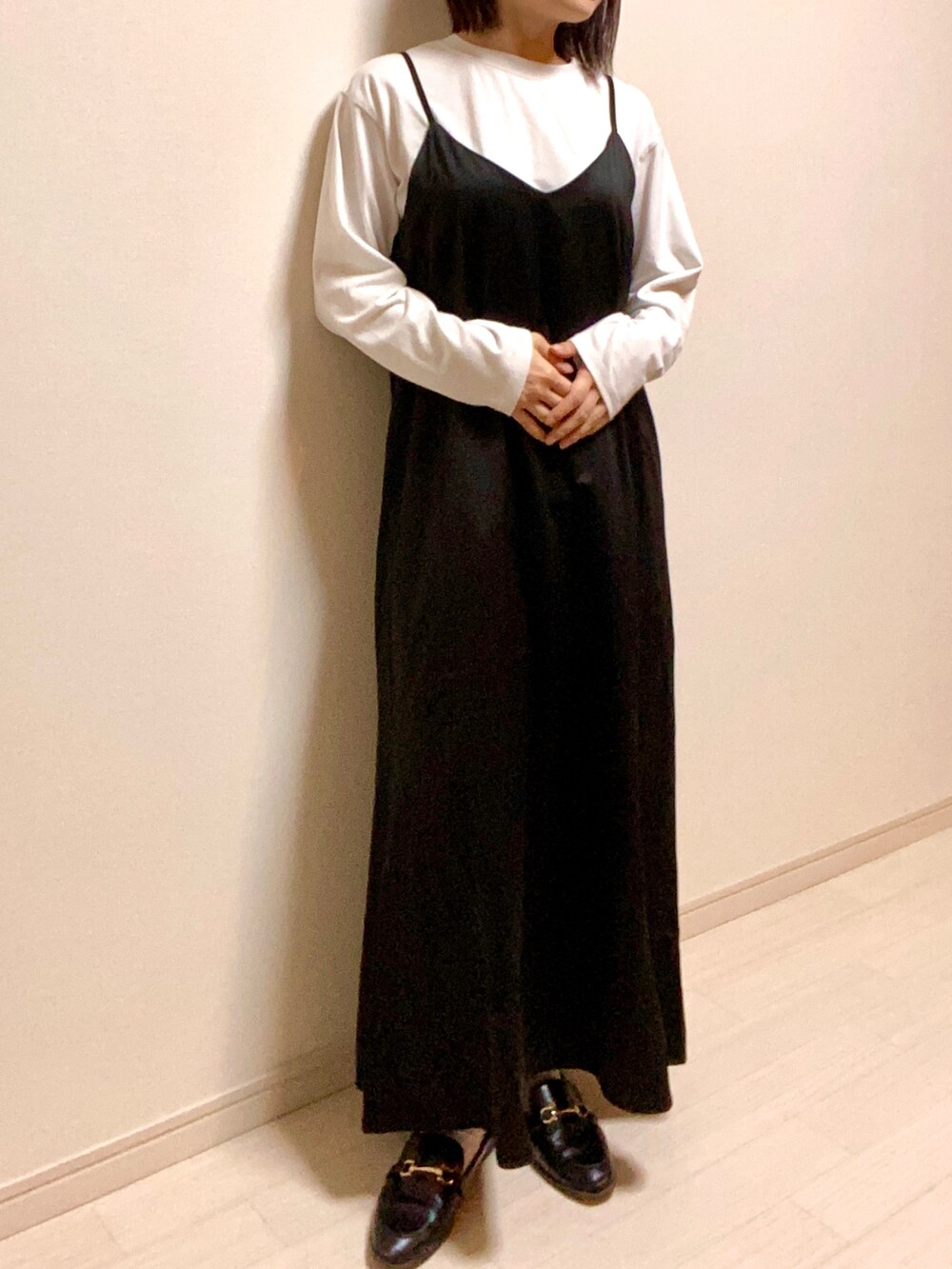 「秋冬コーデ、低身長女子、大人ガーリー、ロンT、ワンピース、ロングワンピース、ロングコート、ノーカラーコート、ファー小物、ファー、ローファー、モカ、ベージュ、ベージュ×ブラック、BEAMS」｜「LOWRYS FARMのビットローファー　786540 （ローファー、ブラック系）」を使った、mikekkoさん（レディース・155cm）の秋コーディネートの2枚目の写真