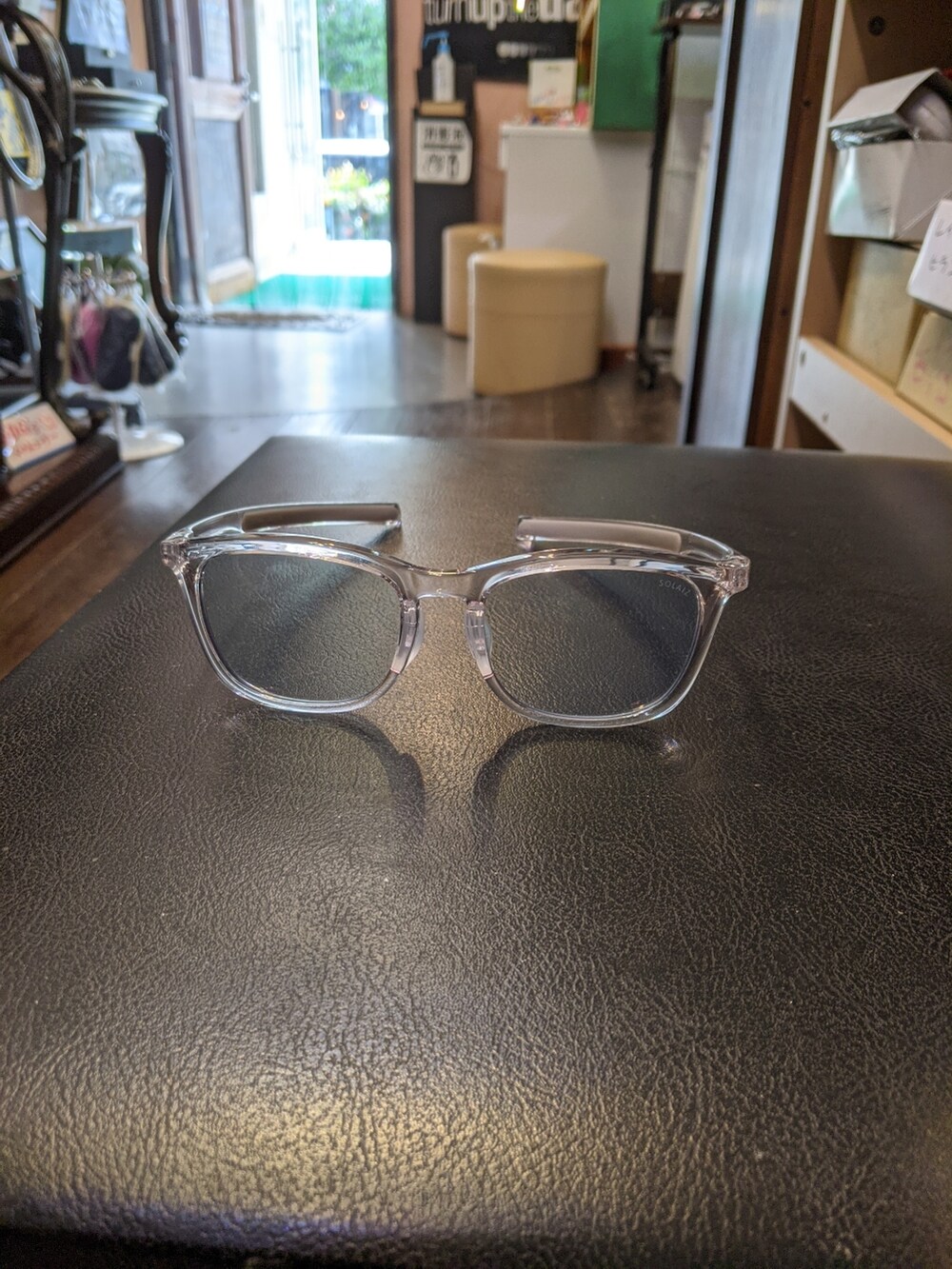 ブラウン系のブーツ、ブルー系のシャツ/ブラウス、ホワイト系のサングラスを着用したレディースの秋コーディネートの2枚目の写真