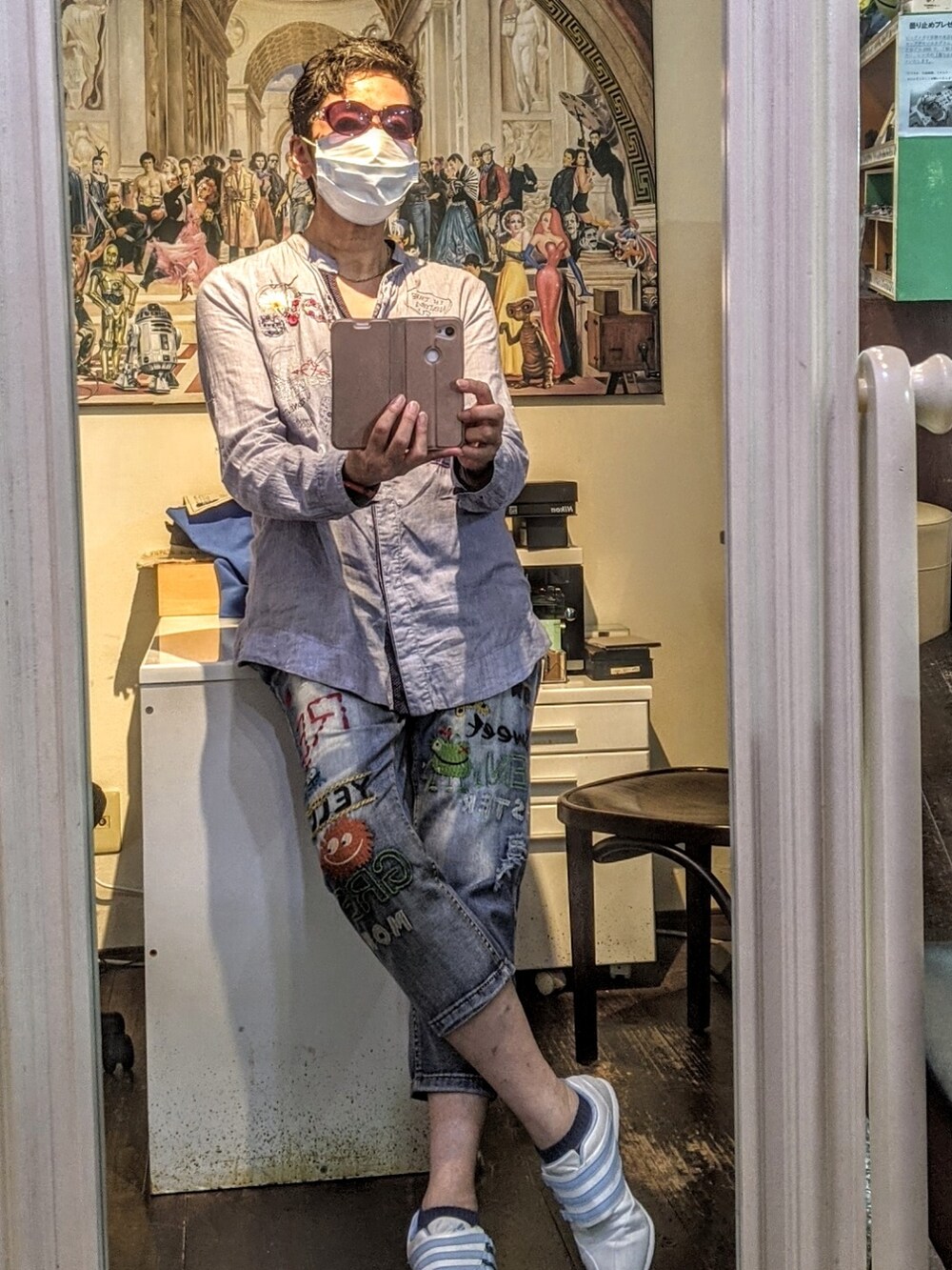 ブルー系のシャツ/ブラウス、ブルー系のデニムパンツ、ホワイト系のスニーカーを着用したレディースの夏コーディネートの5枚目の写真