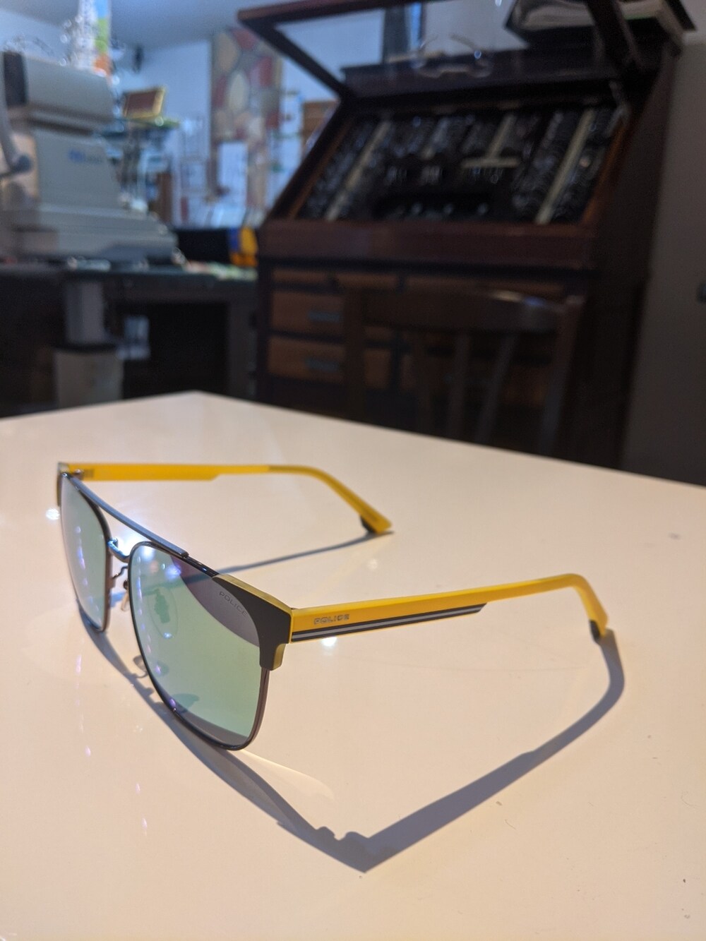 ピンク系のスニーカー、ブルー系のデニムパンツ、イエロー系のサングラスを着用したレディースの夏コーディネートの3枚目の写真