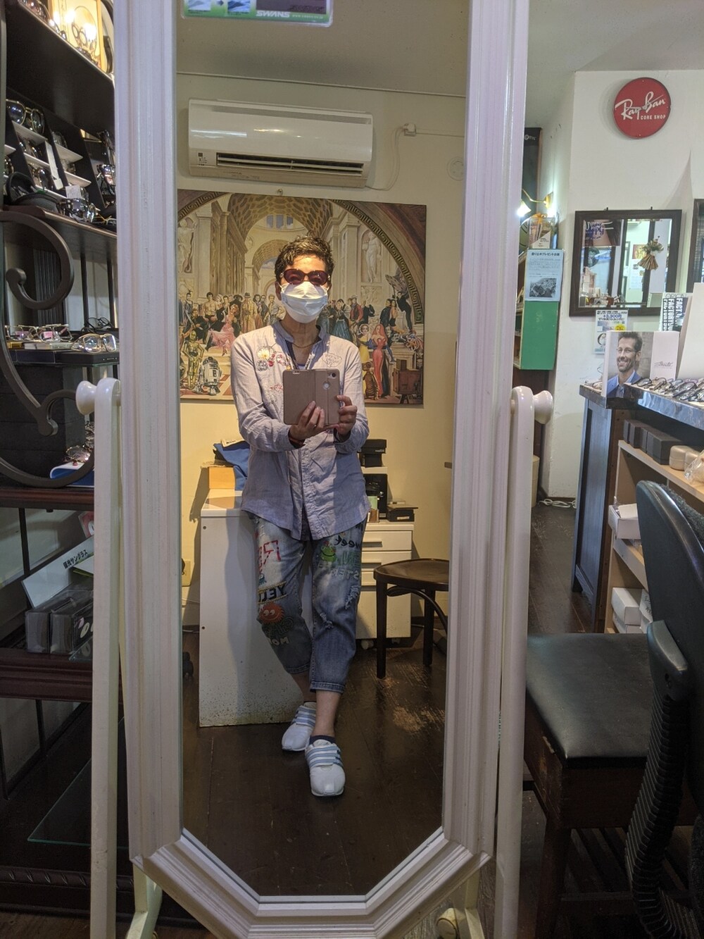 ブルー系のシャツ/ブラウス、ブルー系のデニムパンツ、ホワイト系のスニーカーを着用したレディースの夏コーディネートの4枚目の写真