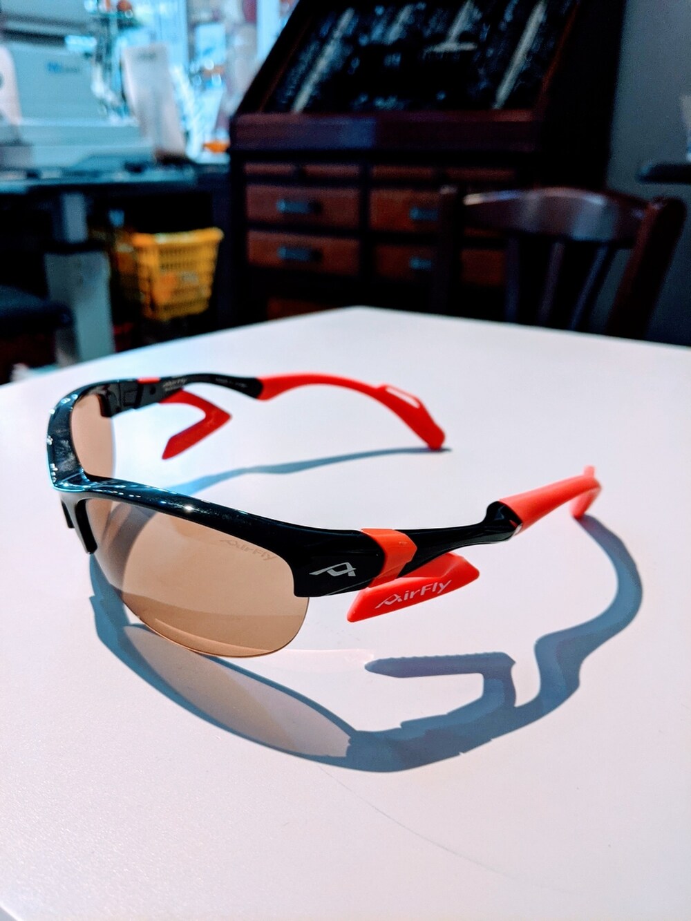 レッド系のサングラスを着用したレディースの秋コーディネートの3枚目の写真