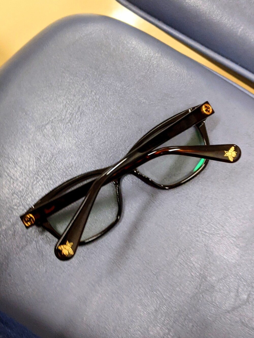 ブルー系のスニーカー、ブルー系のデニムパンツ、ブラック系のメガネを着用したレディースの秋コーディネートの3枚目の写真