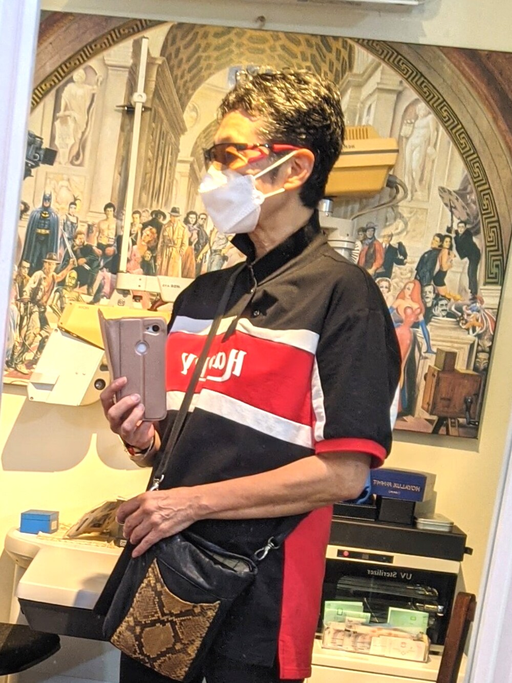 レッド系のサングラスを着用したレディースの秋コーディネートの2枚目の写真