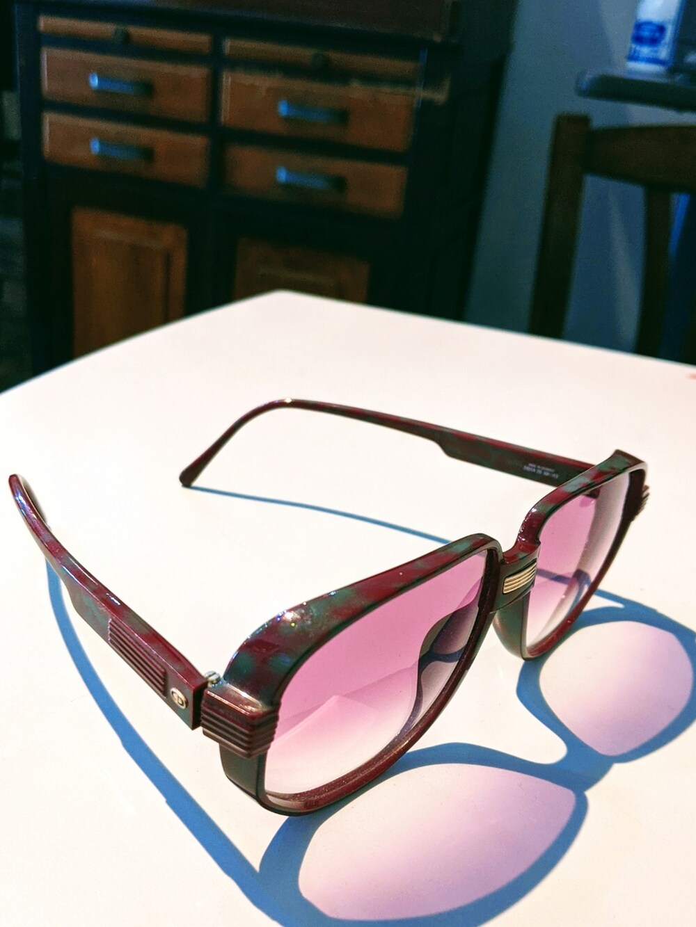 ホワイト系のスニーカー、ブルー系のジャケット/アウター、ブルー系のデニムパンツを着用したレディースの秋コーディネートの2枚目の写真