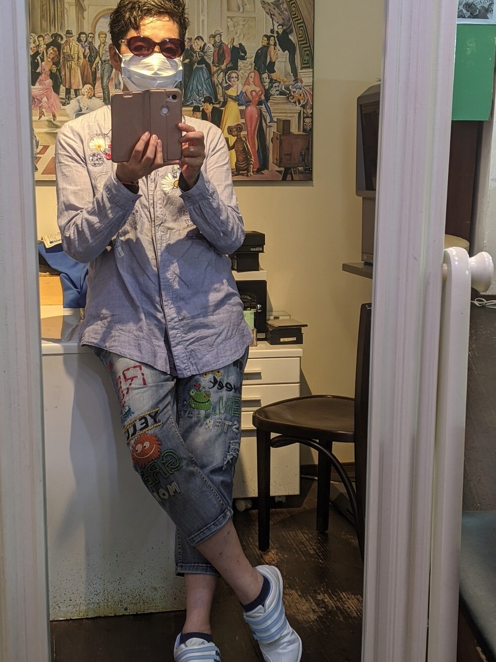 ブルー系のシャツ/ブラウス、ブルー系のデニムパンツ、ホワイト系のスニーカーを着用したレディースの夏コーディネートの2枚目の写真