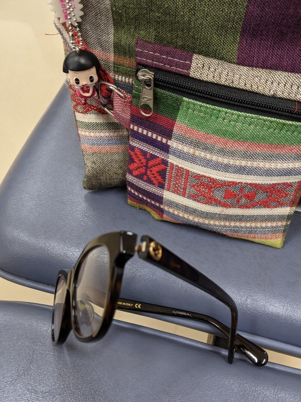 ブルー系のスニーカー、ブルー系のデニムパンツ、ブラック系のメガネを着用したレディースの秋コーディネートの2枚目の写真