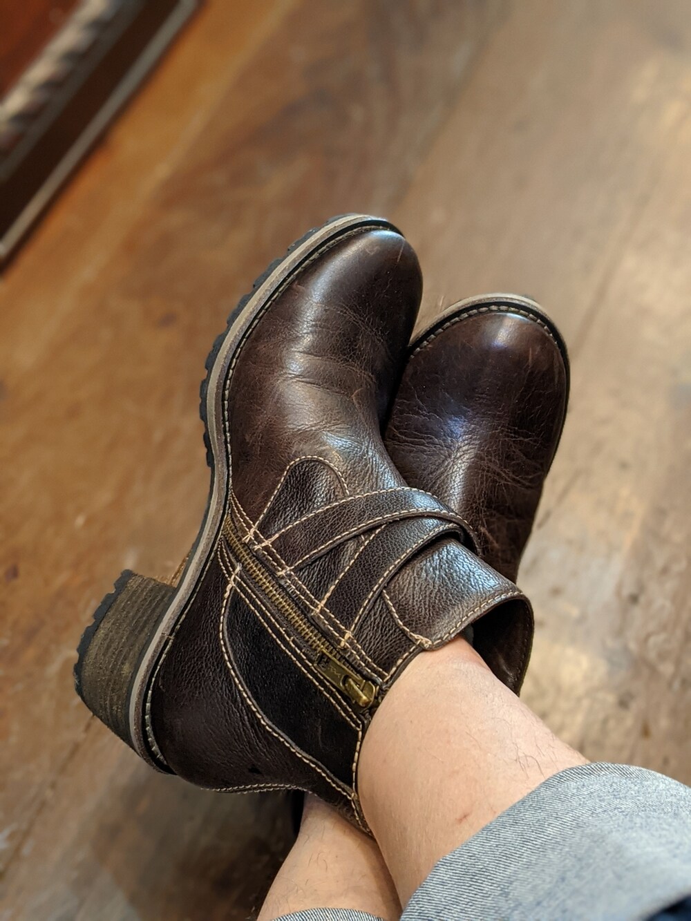 ブラウン系のブーツ、ブルー系のシャツ/ブラウス、ホワイト系のサングラスを着用したレディースの秋コーディネートの3枚目の写真