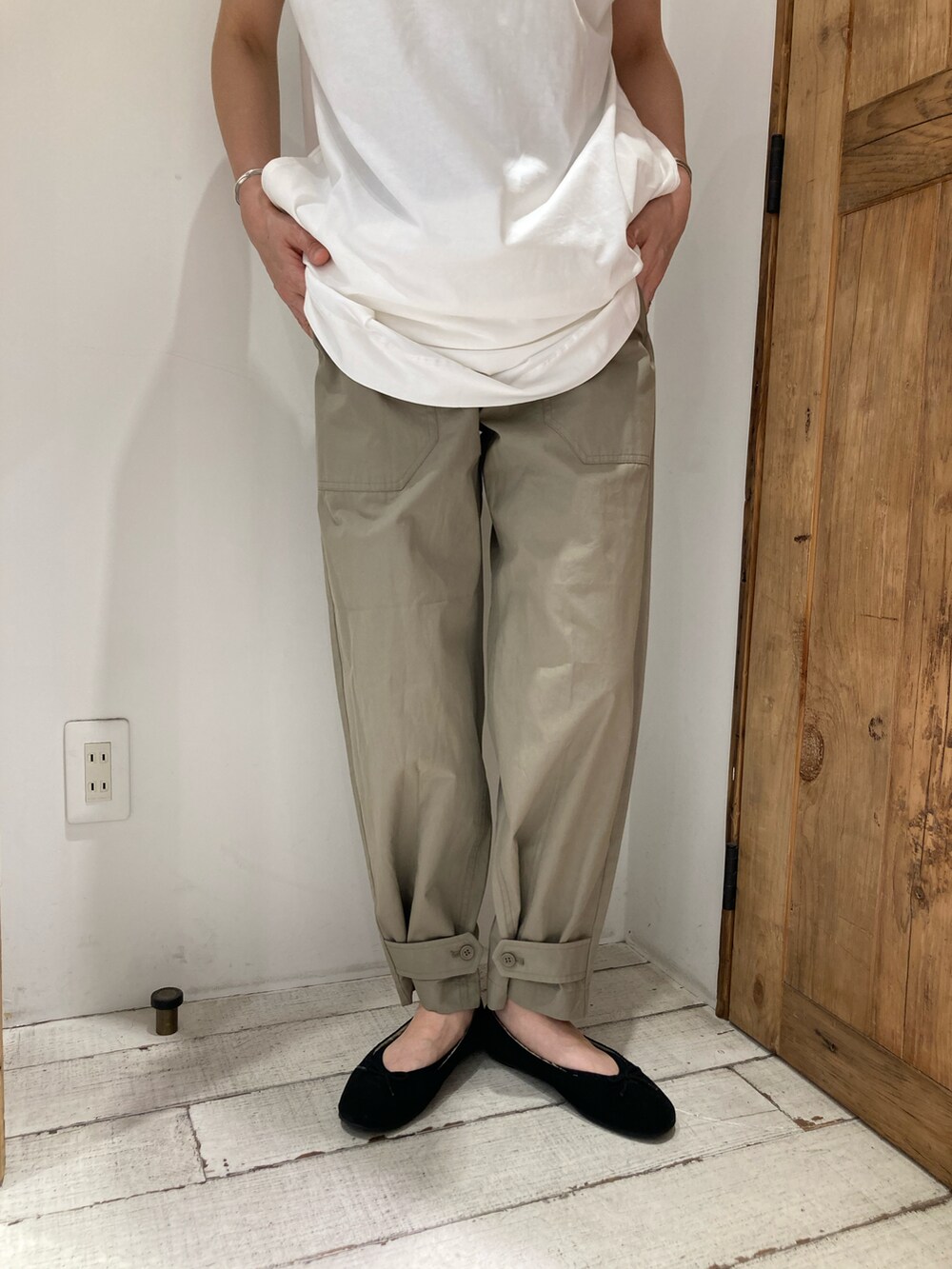 ブラック系のカーディガン/ボレロ、ホワイト系のワンピース、ホワイト系のその他パンツを着用したレディースの夏コーディネートの5枚目の写真