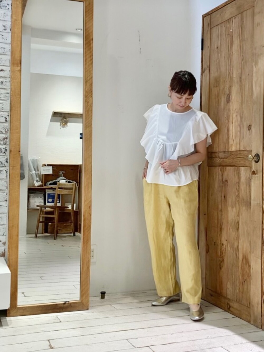 ホワイト系のシャツ/ブラウス、イエロー系のその他パンツを着用したレディースの夏コーディネートの2枚目の写真