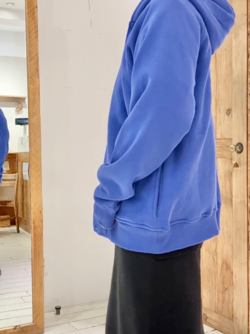 ブルー系のカーディガン/ボレロを着用したレディースの秋コーディネートの5枚目の写真