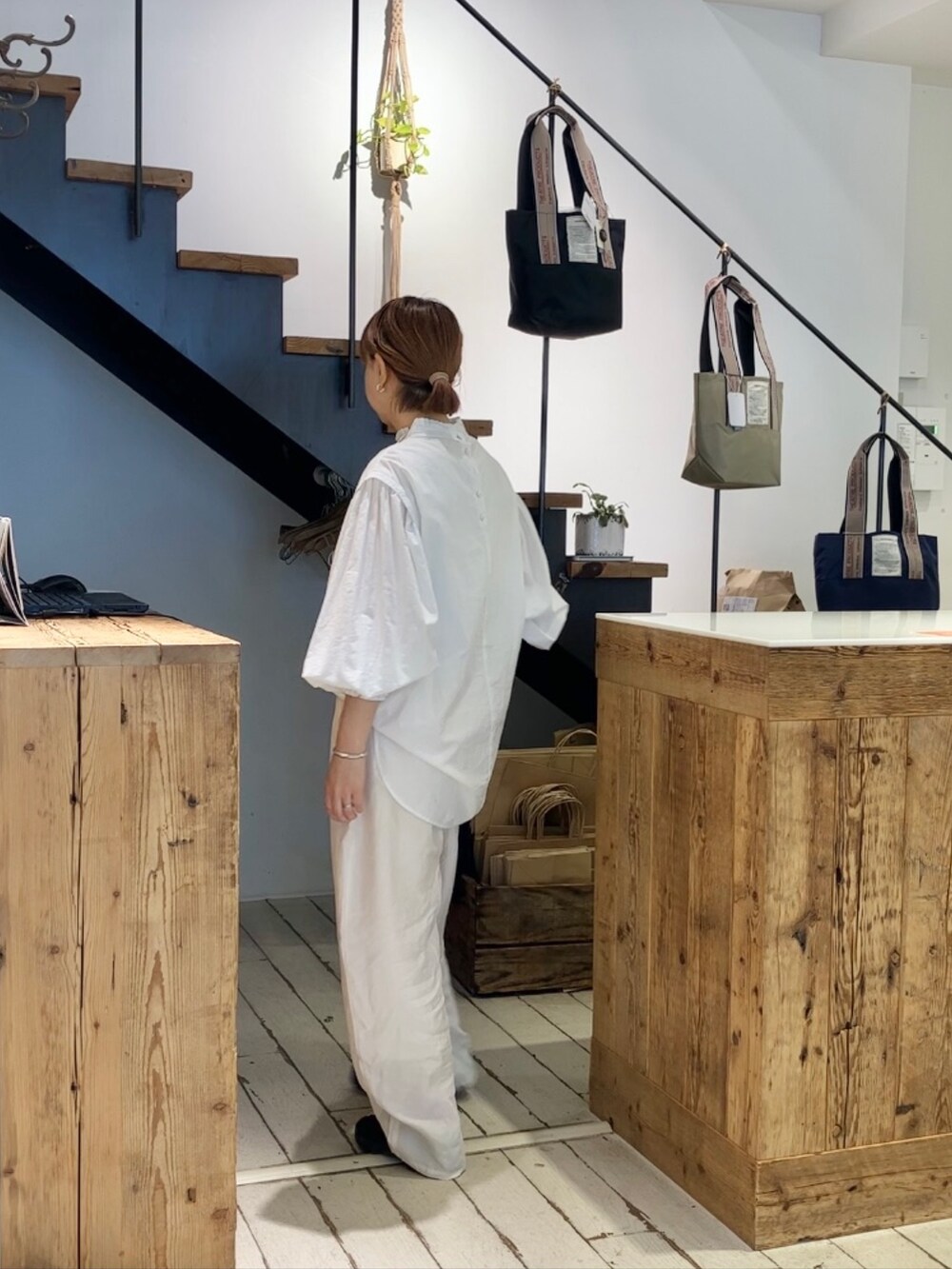 ホワイト系のシャツ/ブラウス、ホワイト系のパンツを着用したレディースの秋コーディネートの4枚目の写真