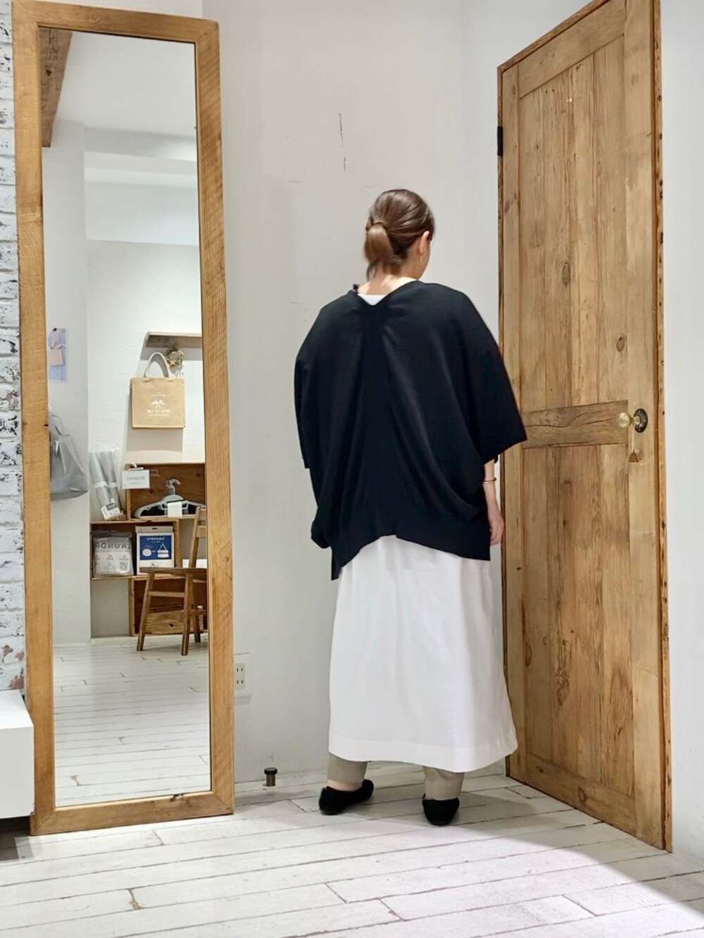 ブラック系のカーディガン/ボレロ、ホワイト系のワンピース、ホワイト系のその他パンツを着用したレディースの夏コーディネートの2枚目の写真