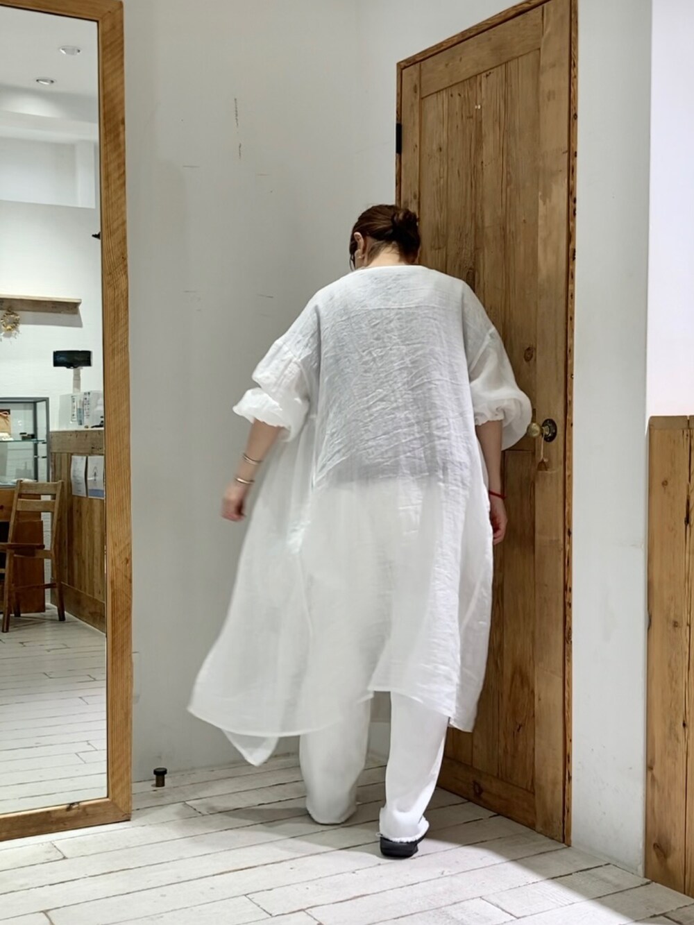 ベージュ系のTシャツ/カットソー、ホワイト系のワンピースを着用したレディースの夏コーディネートの4枚目の写真