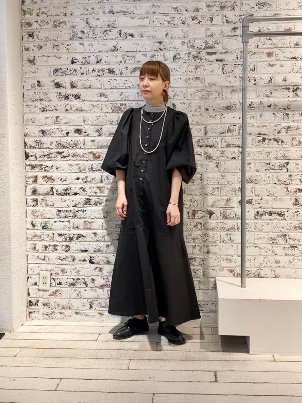 ブラック系のワンピース、グレー系のTシャツ/カットソーを着用したレディースの春コーディネートの5枚目の写真