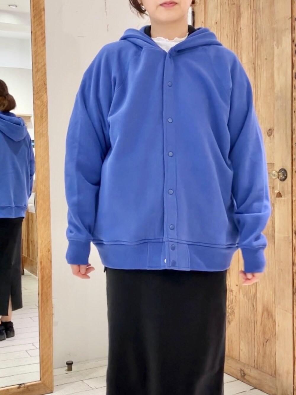 ブルー系のカーディガン/ボレロを着用したレディースの秋コーディネートの4枚目の写真