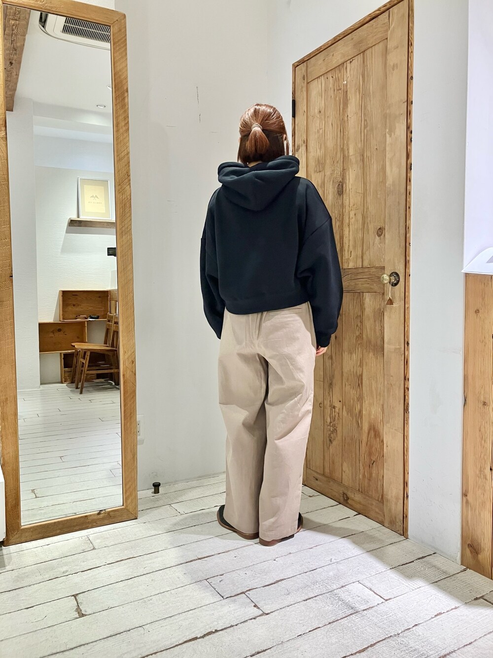 ブラック系のトップス、ベージュ系のその他パンツを着用したレディースの秋コーディネートの5枚目の写真