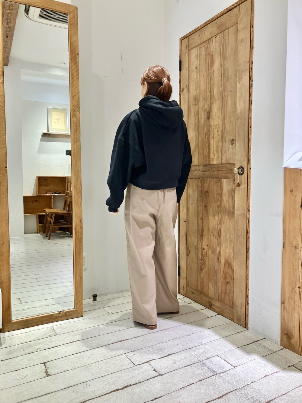 ブラック系のトップス、ベージュ系のその他パンツを着用したレディースの秋コーディネートの4枚目の写真