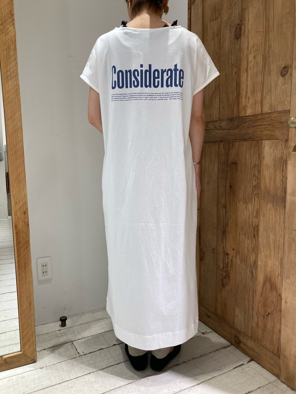 ブラック系のカーディガン/ボレロ、ホワイト系のワンピース、ホワイト系のその他パンツを着用したレディースの夏コーディネートの4枚目の写真