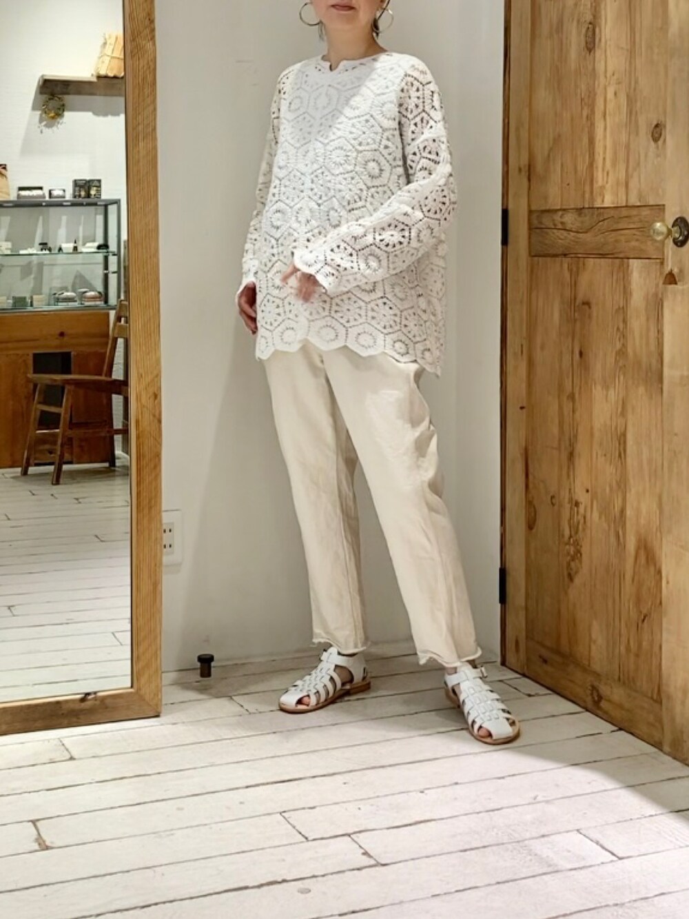 ホワイト系のシャツ/ブラウス、ベージュ系のその他パンツを着用したレディースの春コーディネートの2枚目の写真