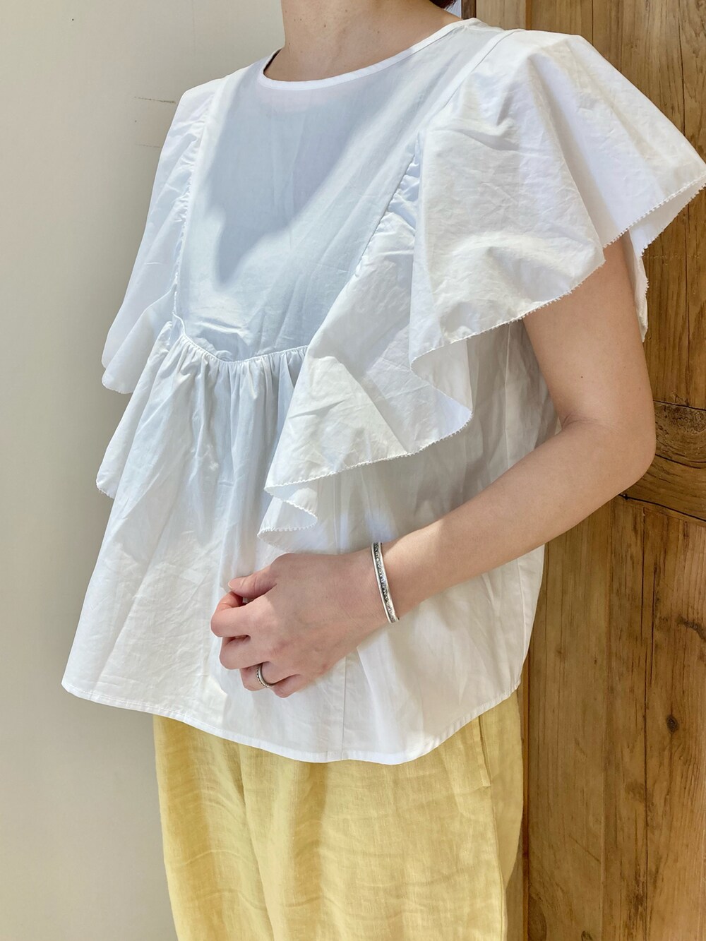 ホワイト系のシャツ/ブラウス、イエロー系のその他パンツを着用したレディースの夏コーディネートの5枚目の写真