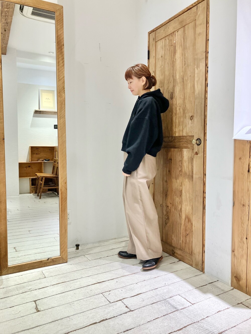 ブラック系のトップス、ベージュ系のその他パンツを着用したレディースの秋コーディネートの2枚目の写真