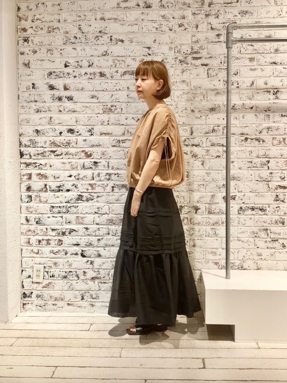 ピンク系のシャツ/ブラウス、ブラック系のスカートを着用したレディースの春コーディネートの3枚目の写真