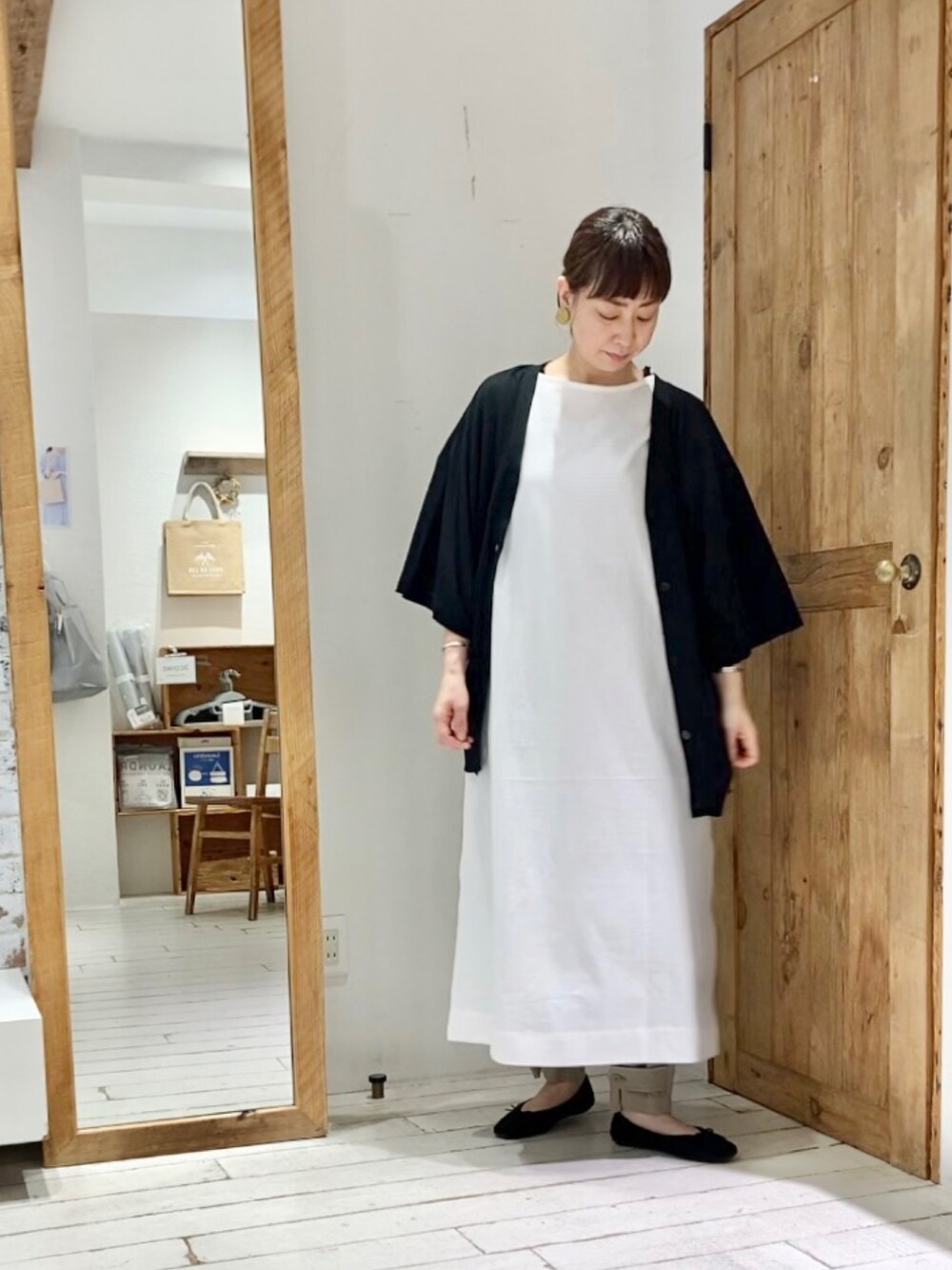 ブラック系のカーディガン/ボレロ、ホワイト系のワンピース、ホワイト系のその他パンツを着用したレディースの夏コーディネートの3枚目の写真