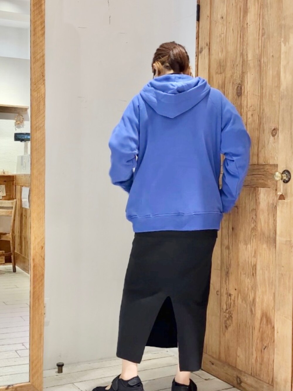 ブルー系のカーディガン/ボレロを着用したレディースの秋コーディネートの2枚目の写真