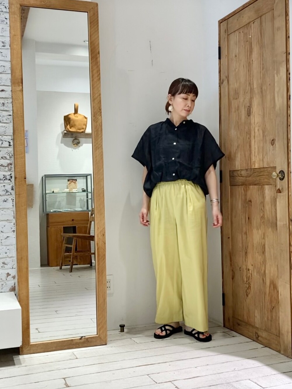 ブラック系のシャツ/ブラウス、イエロー系のその他パンツを着用したレディースの夏コーディネートの4枚目の写真