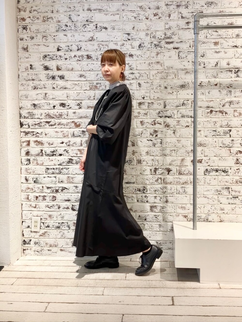 ブラック系のワンピース、グレー系のTシャツ/カットソーを着用したレディースの春コーディネートの3枚目の写真