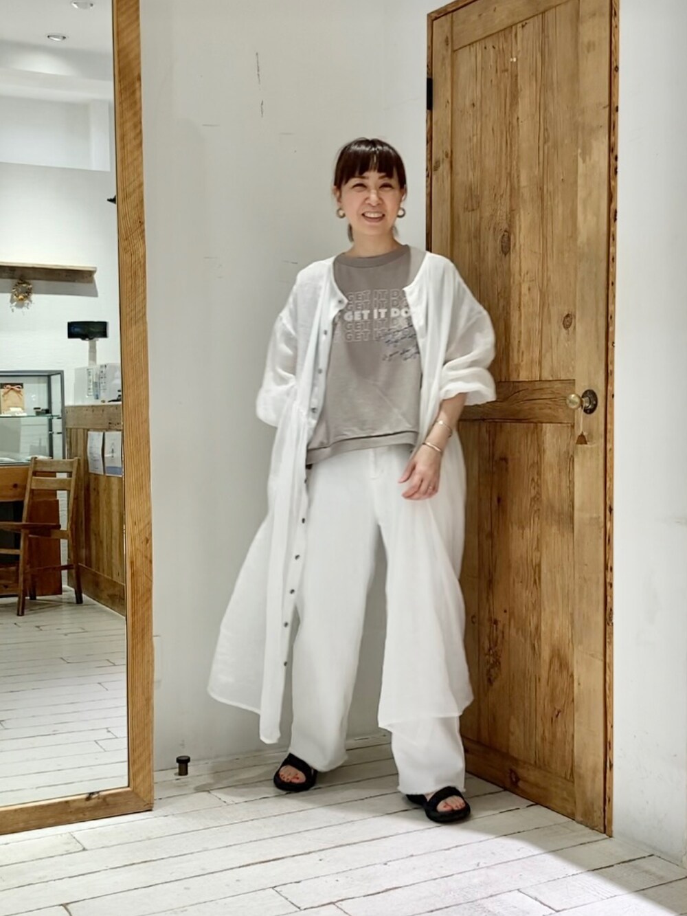 ベージュ系のTシャツ/カットソー、ホワイト系のワンピースを着用したレディースの夏コーディネートの2枚目の写真