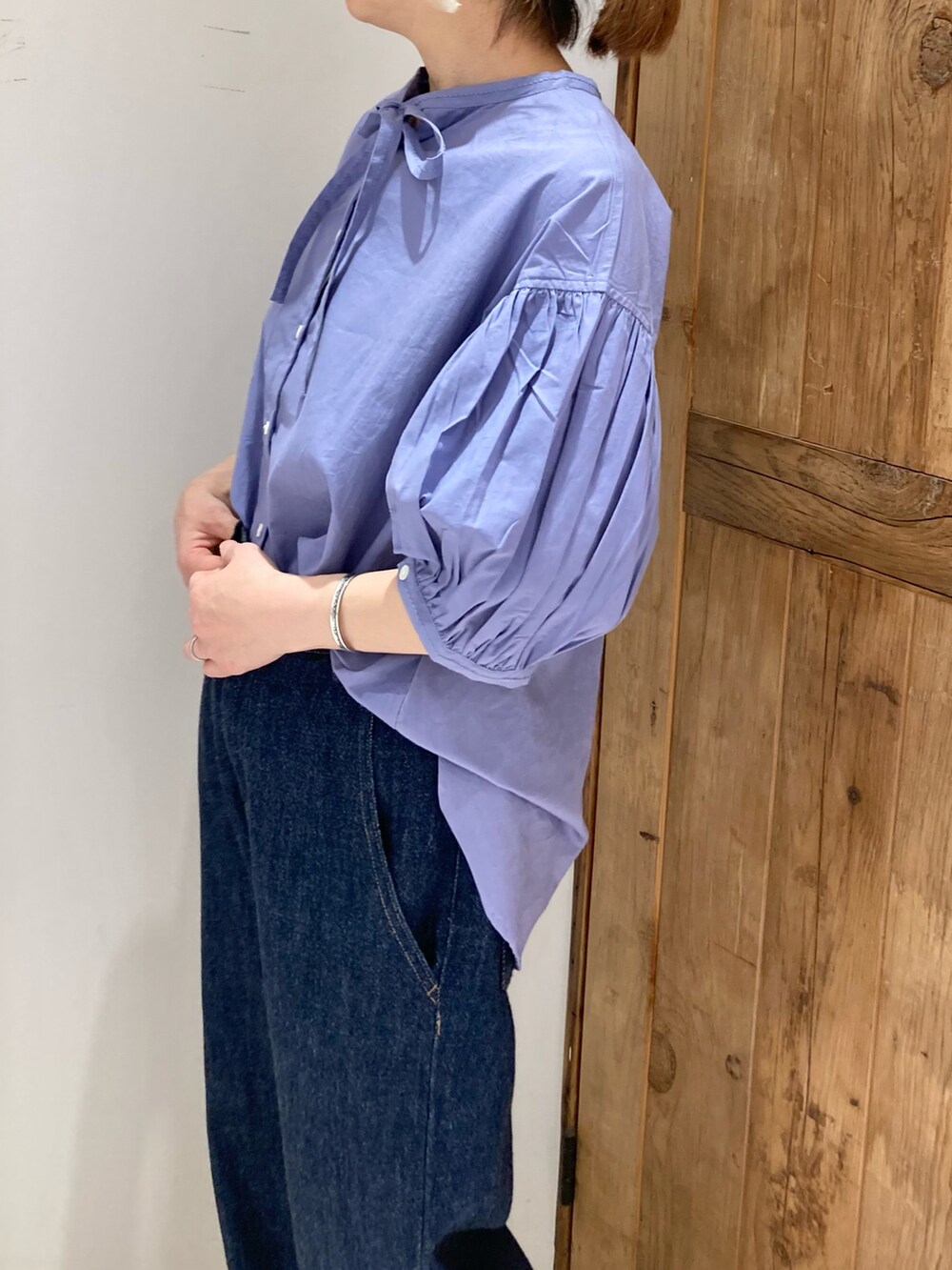 ブルー系のデニムパンツ、ブルー系のシャツ/ブラウスを着用したレディースの春コーディネートの4枚目の写真